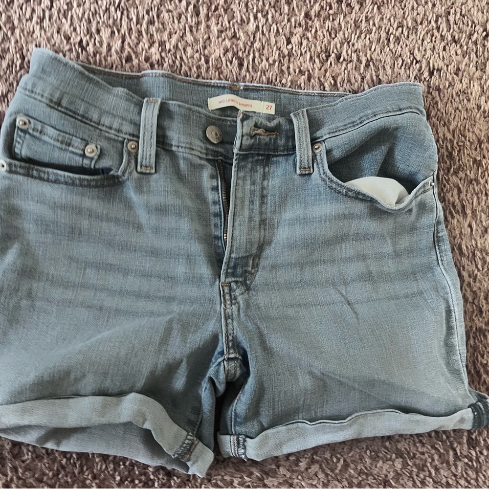 levi’s Jean shorts. Like New. Size 27”.
